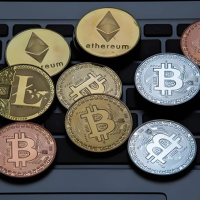 特朗 普点燃市场！比特币攀高9.5万、以太坊突破2400美元 XRP、SOL和ADA涨幅惊人